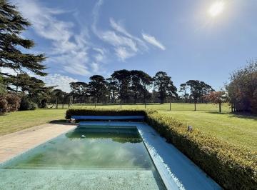 Casa · 220m² · 3 Ambientes · 2 Cocheras · Exclusivo Chalet con Ingreso Directo a Nuevo Golf