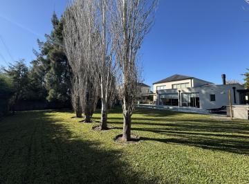 Casa · 1200m² · 5 Ambientes · 3 Cocheras · Alquiler de Casa 5 Ambientes Amoblada en El Barrio de Septiembre