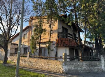 Casa · 250m² · 4 Dormitorios · 3 Cocheras · Amplio Chalet a Reciclar. Excelente Ubicación en Venta