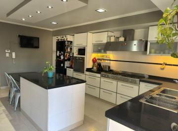 Casa · 145m² · 3 Ambientes · 2 Cocheras · Casa 3 Ambientes con Parque, Pileta y Parrilla