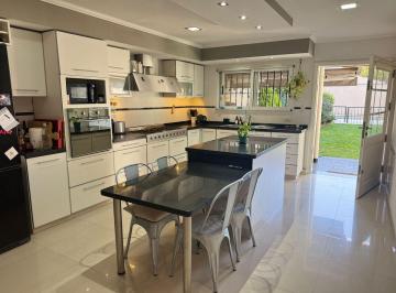 Casa · 145m² · 3 Ambientes · 2 Cocheras · "Tu Próximo Hogar Te Espera en Lomas: Diseño, Calidad, Comodidad y Mas"