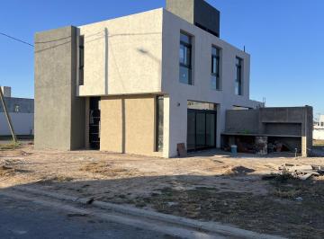 Casa · 104m² · 4 Ambientes · 1 Cochera · Venta Dúplex 3 Dorm. - Rincones de Manantiales