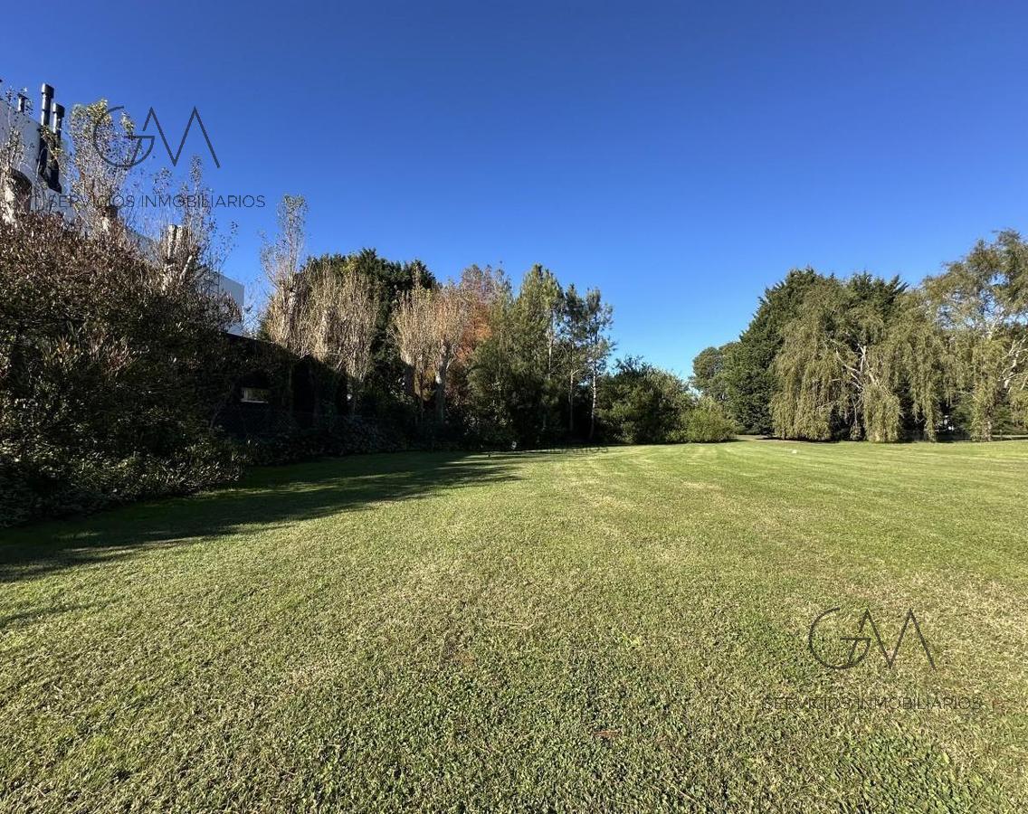 Excelente lote en barrio Rumenxo con una superficie de 878 m2