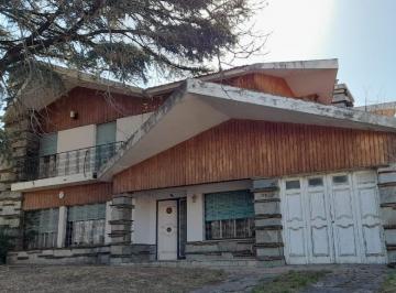 Casa · 425m² · 4 Dormitorios · 1 Cochera · Casa en Venta 3 Dorm. en El Cerro de Las Rosas con Gran Potencial 827 m Terreno