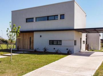 Casa · 210m² · 5 Ambientes · 6 Cocheras · Casa en Alquiler en Acacias Puertos