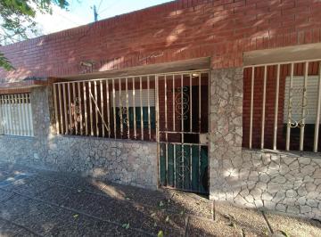Casa · 85m² · 4 Ambientes · Venta/permuta - Casa de 3 Dorm. con Patio. Barrio Triángulo, Rosario.