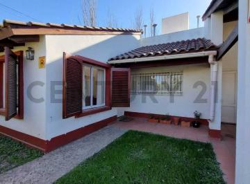 Casa · 110m² · 3 Ambientes · 2 Cocheras · Casa Estilo Chalet en Villa General Berlgrano