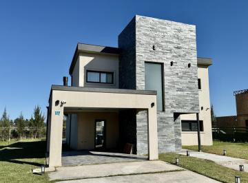 Casa · 139m² · 4 Ambientes · 1 Cochera · Oportunidad Casa 4 Ambientes con Pileta en Lares de Canning