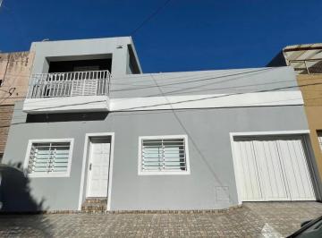 Casa · 4 Ambientes · 1 Cochera · Casa en Venta 3 Dorm.