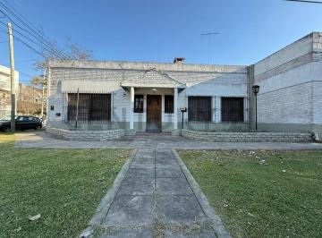 Casa · 270m² · 5 Ambientes · 6 Cocheras · Casa 2/3 Dorm en 11 Esq 529 Tolosa