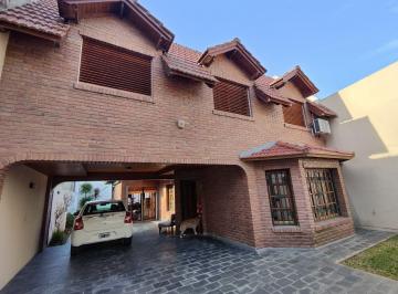 Casa · 206m² · 5 Ambientes · 2 Cocheras · Casa en Alquiler de 3 Dorm. en 18 E/ 54 y 55