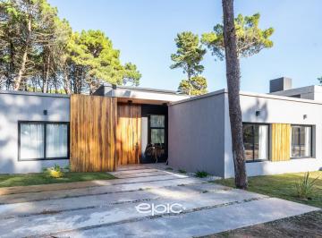 Casa · 215m² · 5 Ambientes · 1 Cochera · Casa en Pioneros, Pinamar