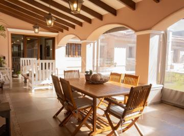 Casa · 484m² · 5 Ambientes · 4 Cocheras · ¡Venta! Increíble Casa en Cerro de Las Rosas - Toda en Una Planta - ¡Con Escritura!