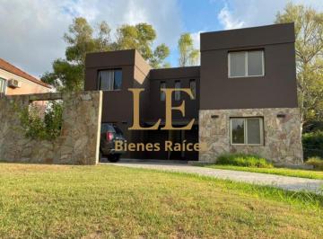 Casa · 220m² · 5 Ambientes · 4 Cocheras · Casa a La Venta en Fincas del Lago