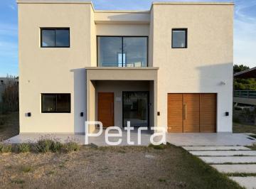 Casa · 190m² · 5 Ambientes · 1 Cochera · Casa en Venta en Costa Esmeralda. 4 Dorm. y Garage