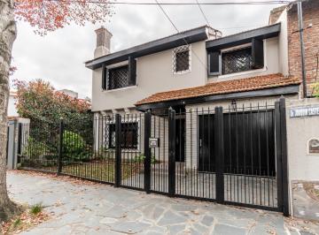 Casa · 172m² · 5 Ambientes · 1 Cochera · Ideal Casa con Muy Buenas Comodidades, Lindo Jardín y Excelente Ubicación en La Lucila.