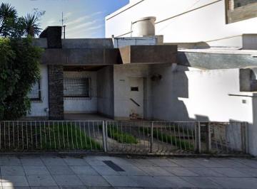 Casa · 110m² · 4 Ambientes · Venta, Casa 4 Ambientes a Refaccionar Sobre Lote Propio de 8.66x24, Mataderos
