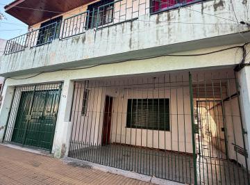 Casa de 3 ambientes, Lomas de Zamora · Pintos Al 1000. con Patio