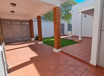 ingreso vehicular por calle Laprida y patio interno · Casa 2 Dorm. Comodín, C/ Patio, Terraza y Cochera