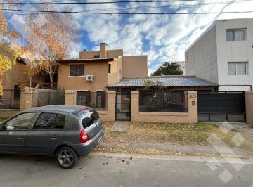 Casa · 240m² · 6 Ambientes · 2 Cocheras · Venta Casa 3 Dormi Quincho con Pileta - B° Rio Grande - Neuquén Capital
