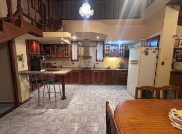 Casa · 180m² · 7 Ambientes · 1 Cochera · Venta. Casa 4 Dorm.. Patio. Cochera.