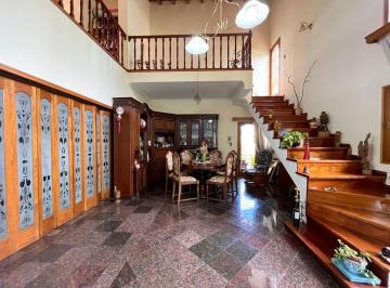 Casa · 214m² · 5 Ambientes · 1 Cochera · Venta Casa Lateral Norte Acceso Este