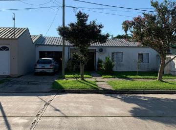 Casa · 142m² · 4 Ambientes · 1 Cochera · Casa Tres Dorm. Barrio Oeste