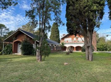 Quinta vacacional · 206m² · 2 Dormitorios · 8 Cocheras · Quinta Apta Credito