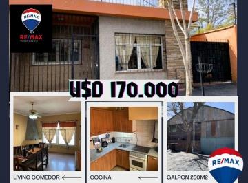 Bodega-Galpón · 210m² · Venta Casa de 3 Habitaciones con Galpon Deposito
