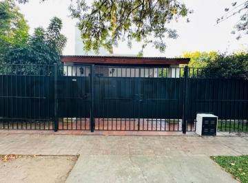 Casa · 147m² · 4 Ambientes · 1 Cochera · Venta/permuta - Casa Amplia Dos Dorm., Pileta y Parrillero - Granadero Baigorria