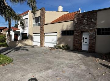 Casa · 219m² · 5 Ambientes · 5 Cocheras · Oportunidad Unica en Barrio Constitucion - Chalet en Dos Plantas