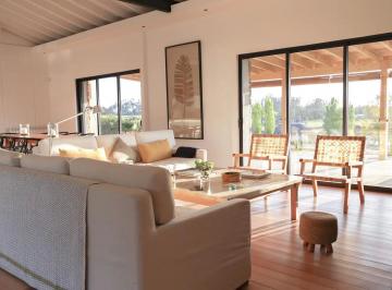 Casa · 280m² · 7 Ambientes · 1 Cochera · Casa en Pueblomio
