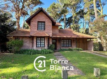 Casa · 208m² · 5 Ambientes · 1 Cochera · Venta Casa (5) Cinco Ambientes - Golf Nuevo - Pinamar - Costa Atlantica