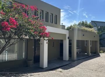 Casa · 300m² · 4 Dormitorios · 2 Cocheras · Casa en Estancia Q2