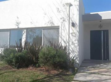Casa · 118m² · 4 Ambientes · 1 Cochera · Casa en Venta en San Ramón, Pilar del Este, Pilar