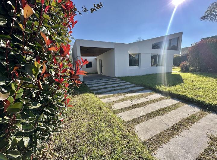 Casa · 208m² · 5 Ambientes · 1 Cochera