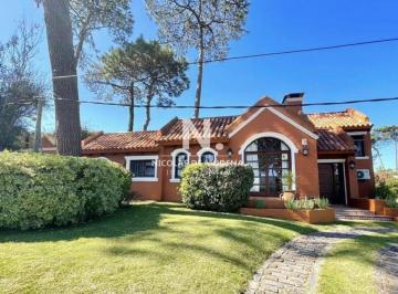Foto1 · Vende Casa de 3 Dorm. en Suite con Piscina, Jardin y Parrilla, en Mansa - Punta del Este.