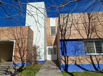 Casa · 185m² · 7 Ambientes · 1 Cochera · Venta Casa 3 Dorm con Pileta en Cipo