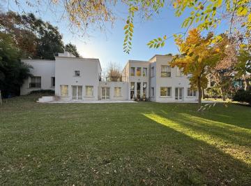 Casa · 300m² · 7 Ambientes · 3 Cocheras · Casa en Venta en Country Club Los Cardales Campana
