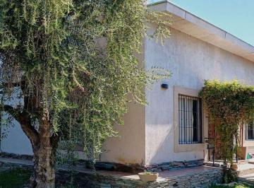 Casa · 180m² · 4 Ambientes · 2 Cocheras · Venta Casa Caminos del Vino Maipú Semi Privado