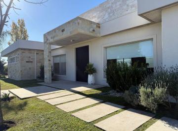 Casa · 250m² · 5 Ambientes · 2 Cocheras · Casa de 5 Ambientes en Alquiler en San Roque Comarcas de Lujan