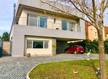 Casa · 211m² · 4 Ambientes · 2 Cocheras · Casa 3 Dorm. Venta y Alquiler en San Benito, Villa Nueva