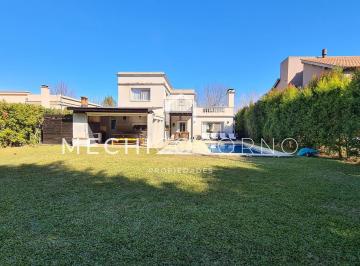 Casa · 196m² · 5 Ambientes · 2 Cocheras · Casa 4 Dorm. Venta en San Isidro Labrador, Villa Nueva