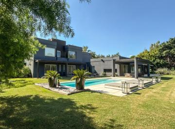 Casa · 455m² · 5 Ambientes · 5 Cocheras · Casa en Venta, 4 Dorm. en Pilar - Altos del Pilar, Oportunidad, con Parrilla