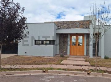 Casa · 170m² · 4 Ambientes · 2 Cocheras · Venta Casa con Pileta Bº Gardens