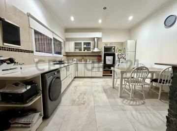 PH · 185m² · 6 Ambientes · 1 Cochera · Venta PH 6 Ambientes, Consultorio Independiente, Castelar