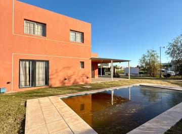 Casa · 120m² · 3 Ambientes · 1 Cochera · Casa en Funes Norte - Apto Credito - Apto Uso Comercial - Pileta