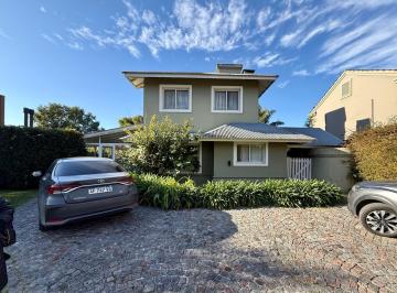 Casa · 148m² · 5 Ambientes · 2 Cocheras · Casa en Venta en Barrio Privado Septiembre