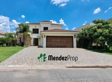 Casa · 310m² · 5 Ambientes · 6 Cocheras · Casa en Venta - Barrio El Rebenque