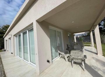 Casa · 105m² · 4 Ambientes · 2 Cocheras · Saravi Village, Casa 3 Dorm. en Suite, Jardin, Seguridad.